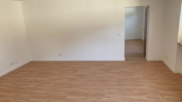 Bodenverlegung von Laminatboden im Wohnraum