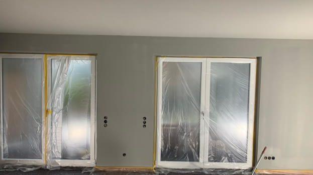 Gestrichene Innenwand mit Balkontür